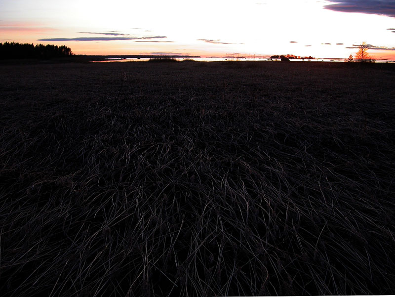 Aurinko laskee Kuuminaisiin