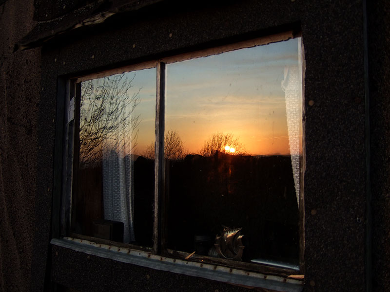 Aurinko m&ouml;kin ikkunassa
