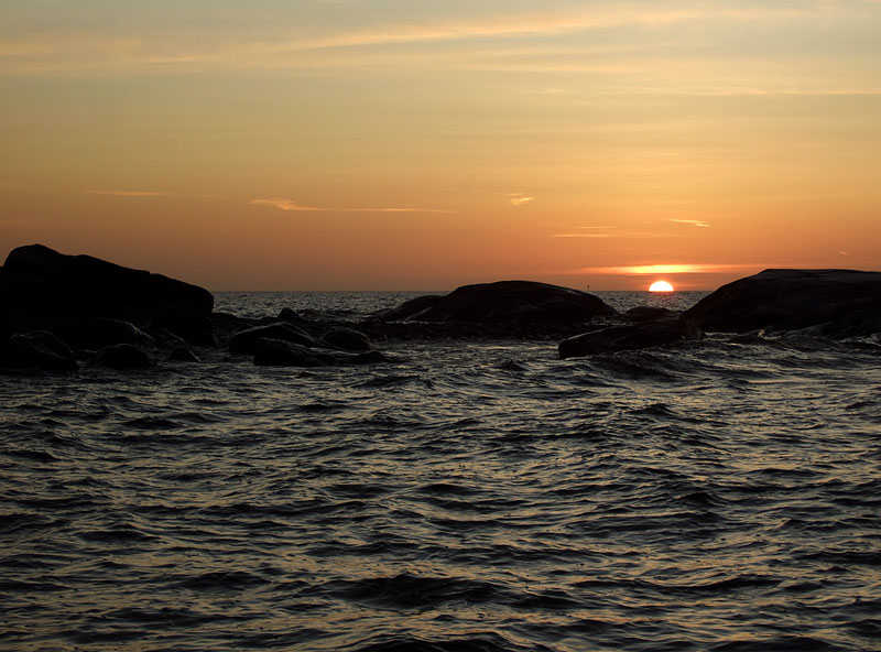 Aurinko laskee mereen