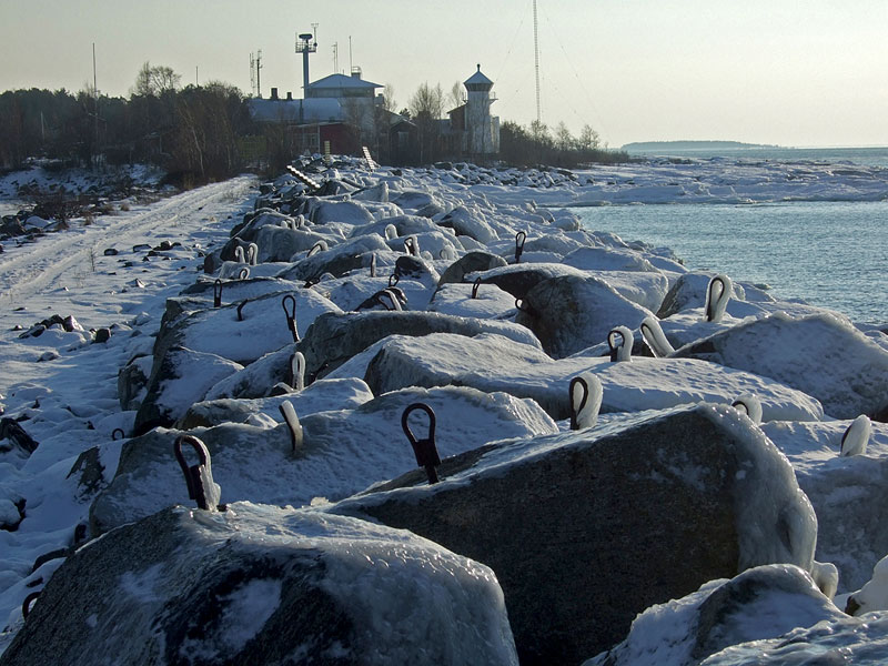 Aallonmurtaja ja majakka