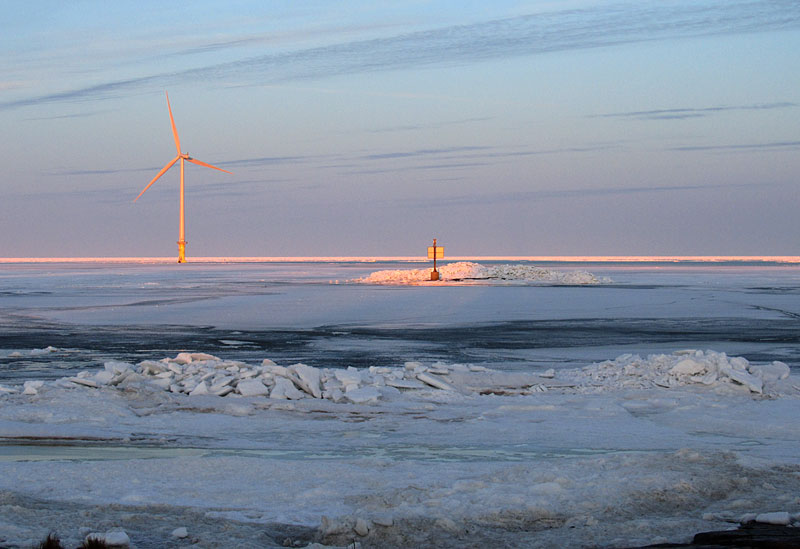 Kärkikallio ja voimala auringonnousun aikaan Kärkikallio ja voimala auringonnousun aikaan