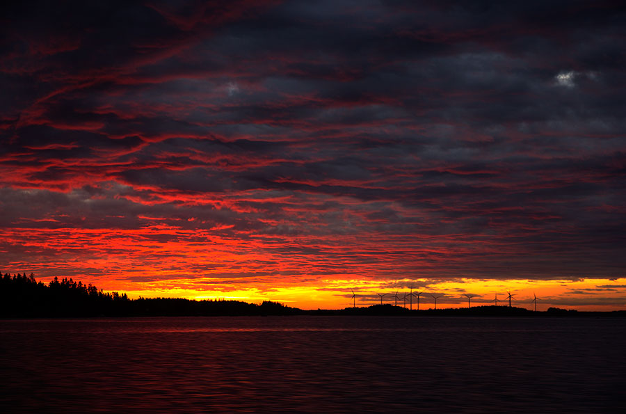 Auringonnousu ja tuulivoimalat