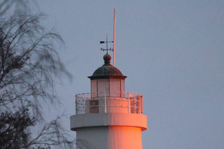 Majakka ja
        viimeiset auringonsäteet