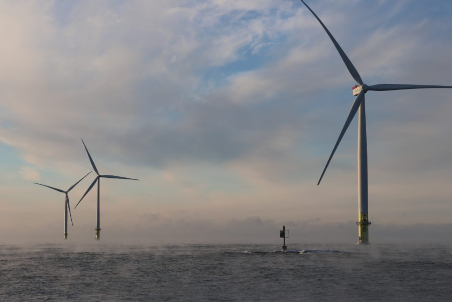 Tahkoluodon tuulivoimalat ja
          merisavua