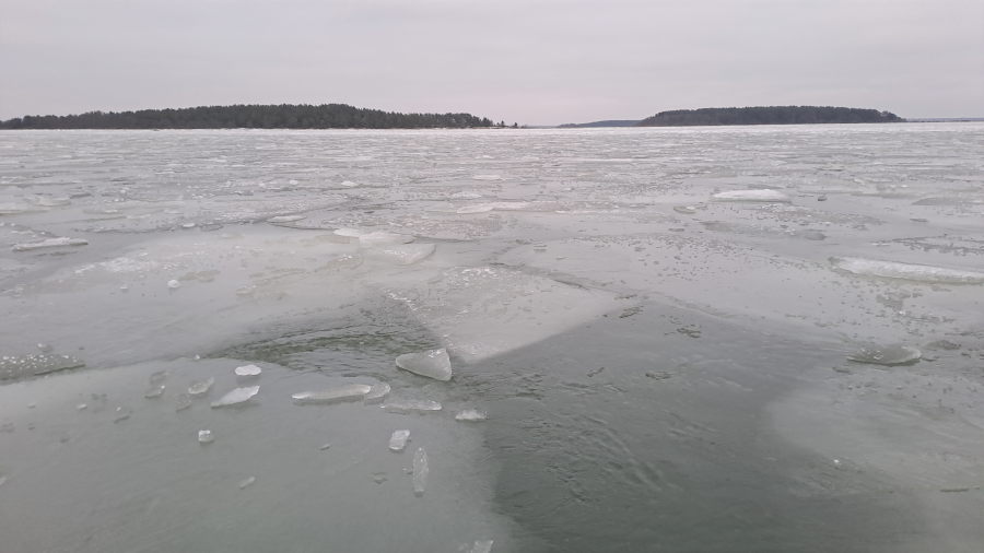 Ajojäät mantereen edessä