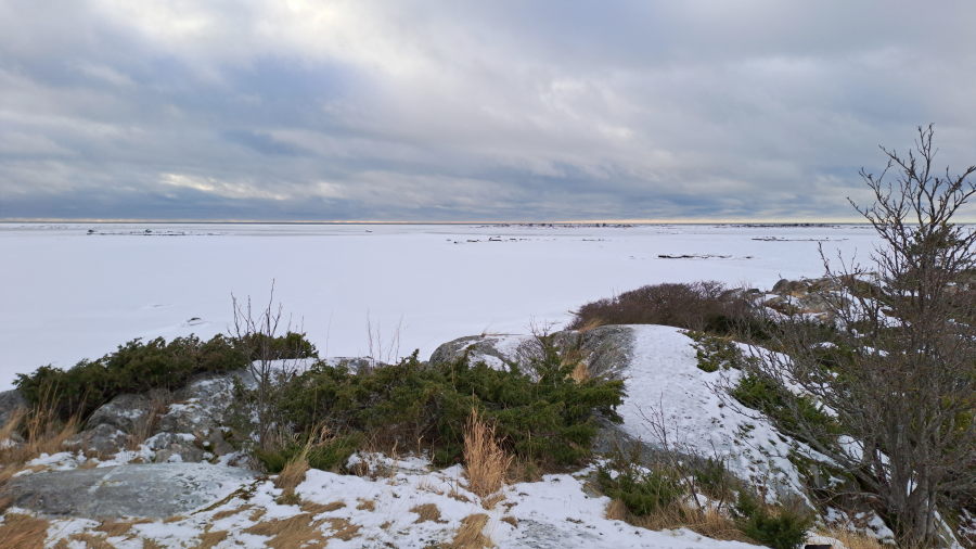 Kalliomaalta luoteeseen