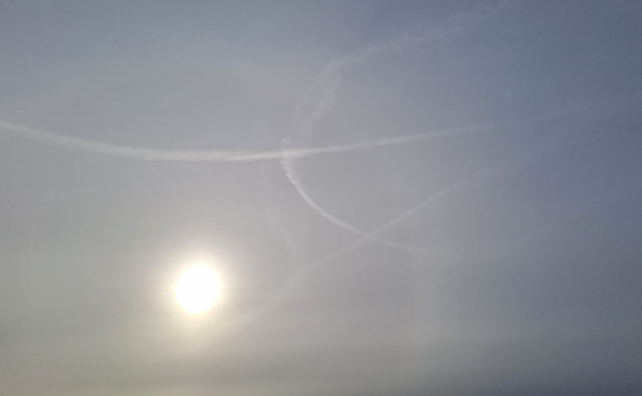 Aurinko, halo ja
          lentokoneen jättöjäljet